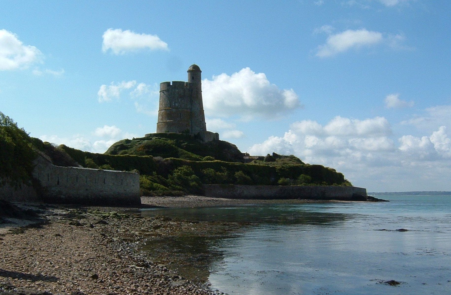 Tour de La Hougue vue de la Porte aux Dames