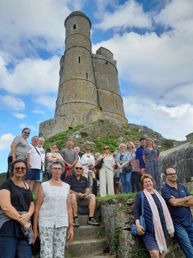 L’attribut alt de cette image est vide, son nom de fichier est JEP-2023-09-17-Visiteurs-et-membres-du-Bureau-de-CAP-St-Vaast-au-pied-de-la-tour-Vauban-768x1024.jpg.